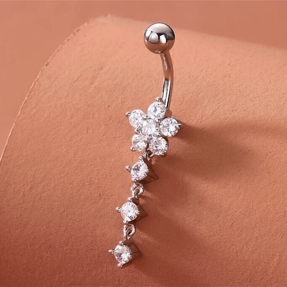 🔵𝟲𝟱%𝗢𝗙𝗙 𝗯𝘂𝗻𝗱𝗹𝗲𝘀 𝟯+🔵 NEW CZ Flower Stainless Steel Navel Ring - Picture 5 of 7